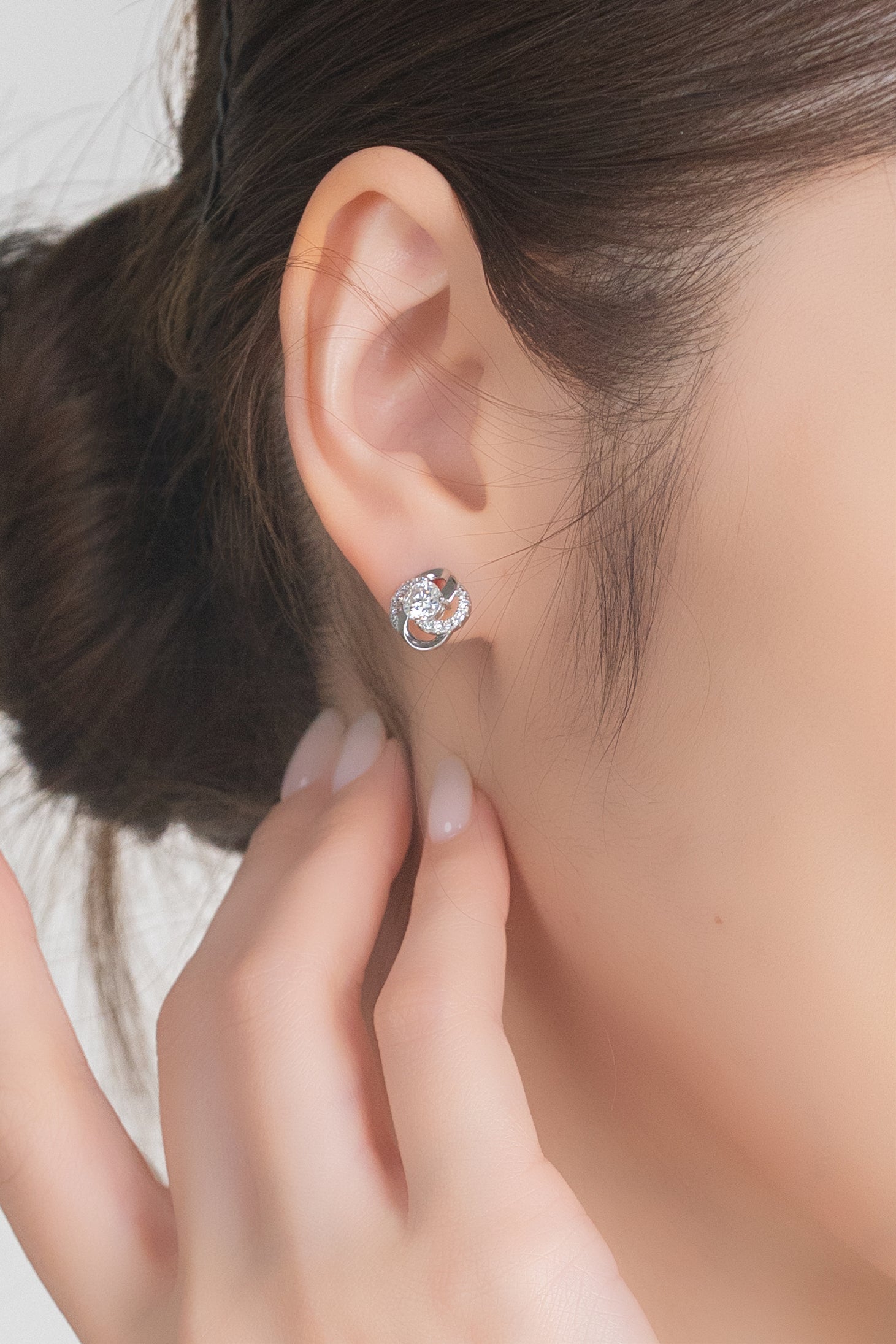 INFINITE GLOW STUD EARRINGS