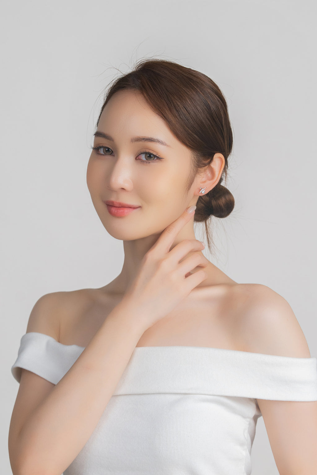 ENCHANT BOW STUD EARRINGS