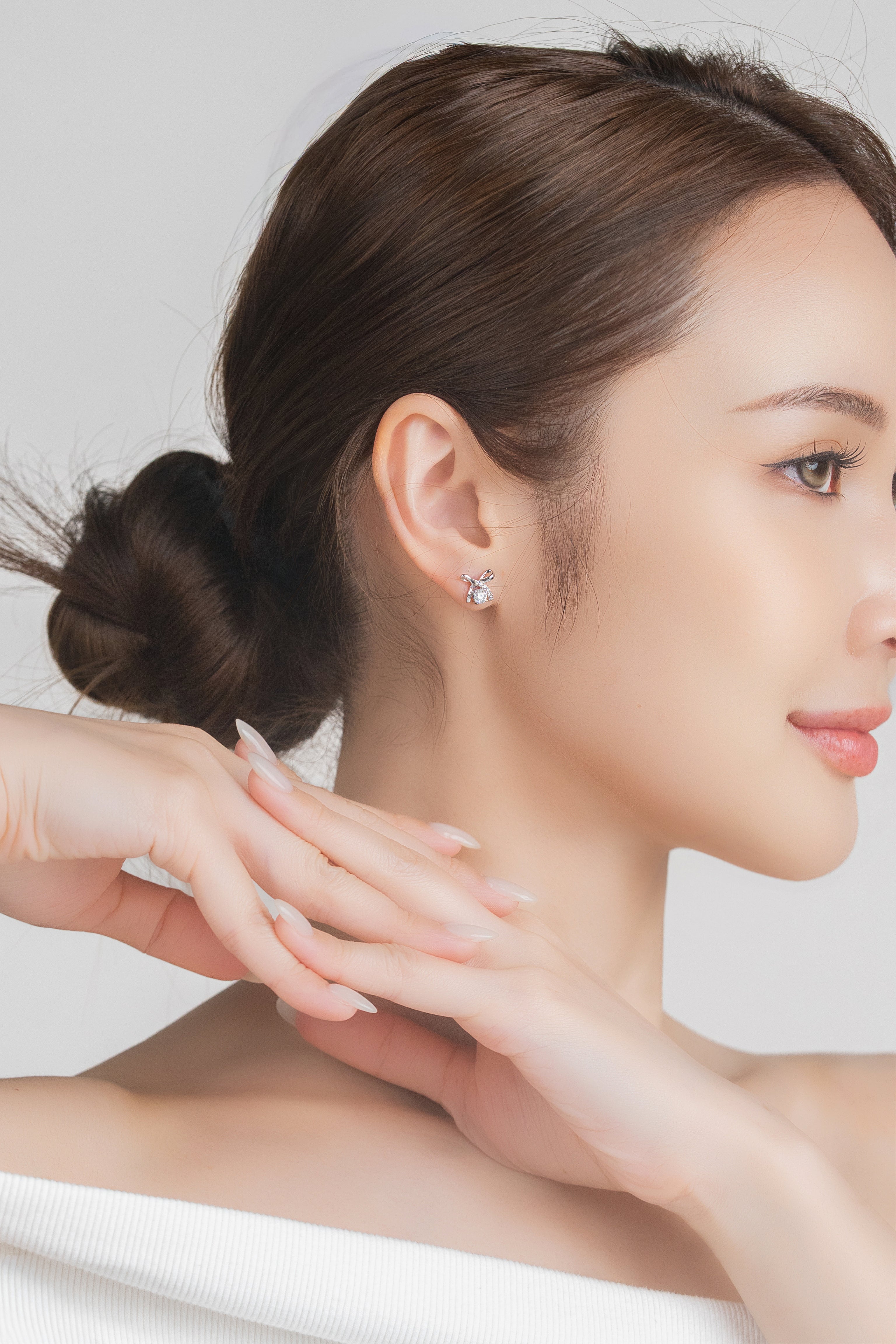 ENCHANT BOW STUD EARRINGS