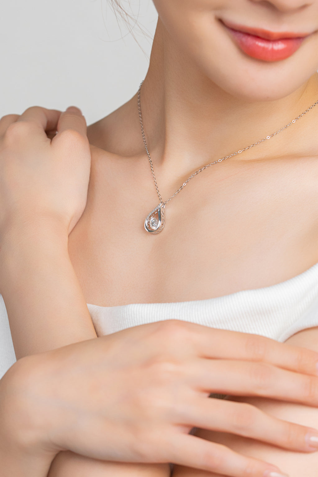 AVELINE TEARDROP NECKLACE
