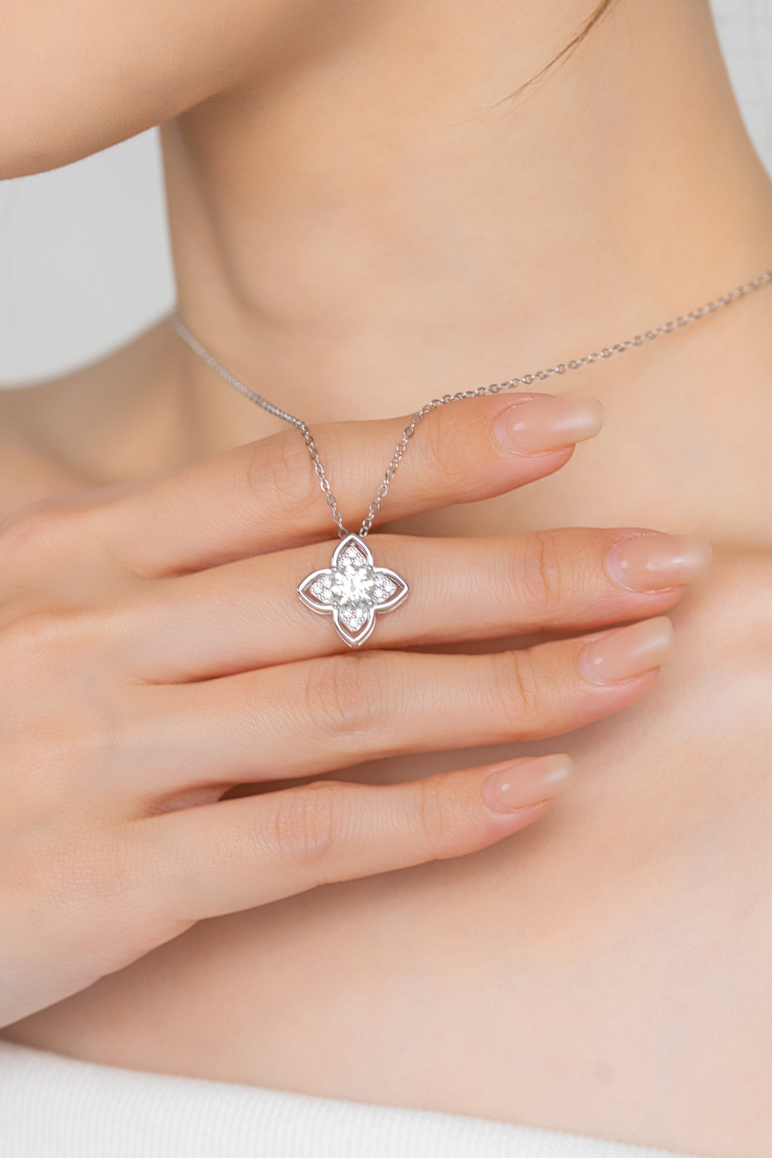 FLEUR LUMIERE NECKLACE