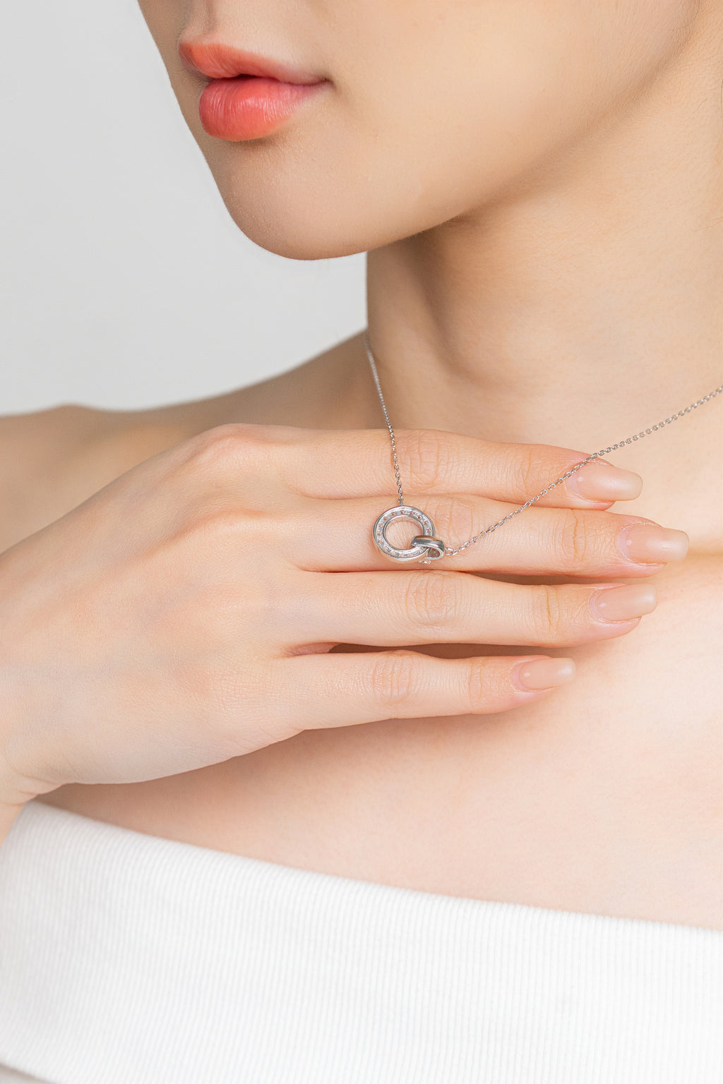 ETERNELLE CIRCLE NECKLACE