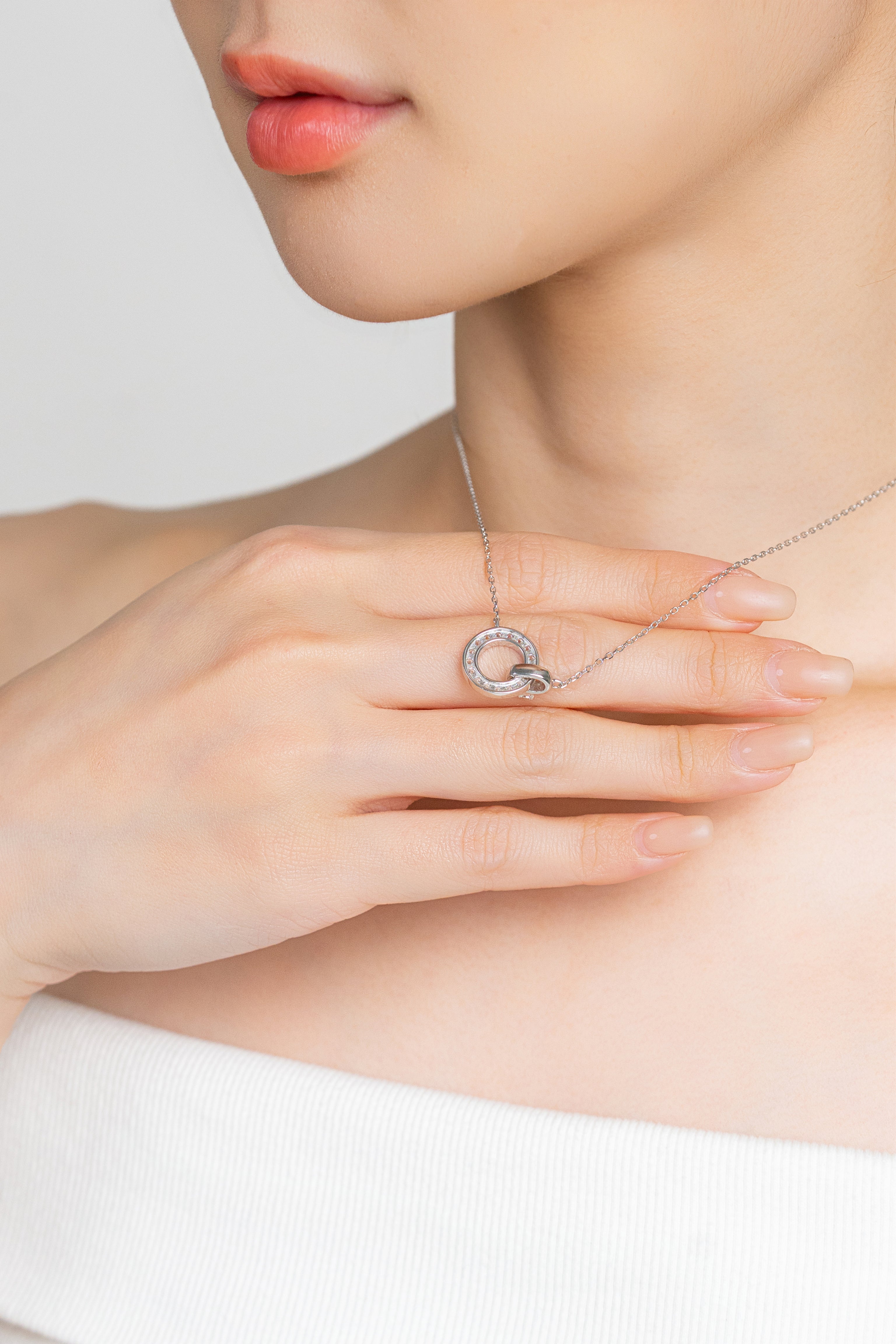 ETERNELLE CIRCLE NECKLACE
