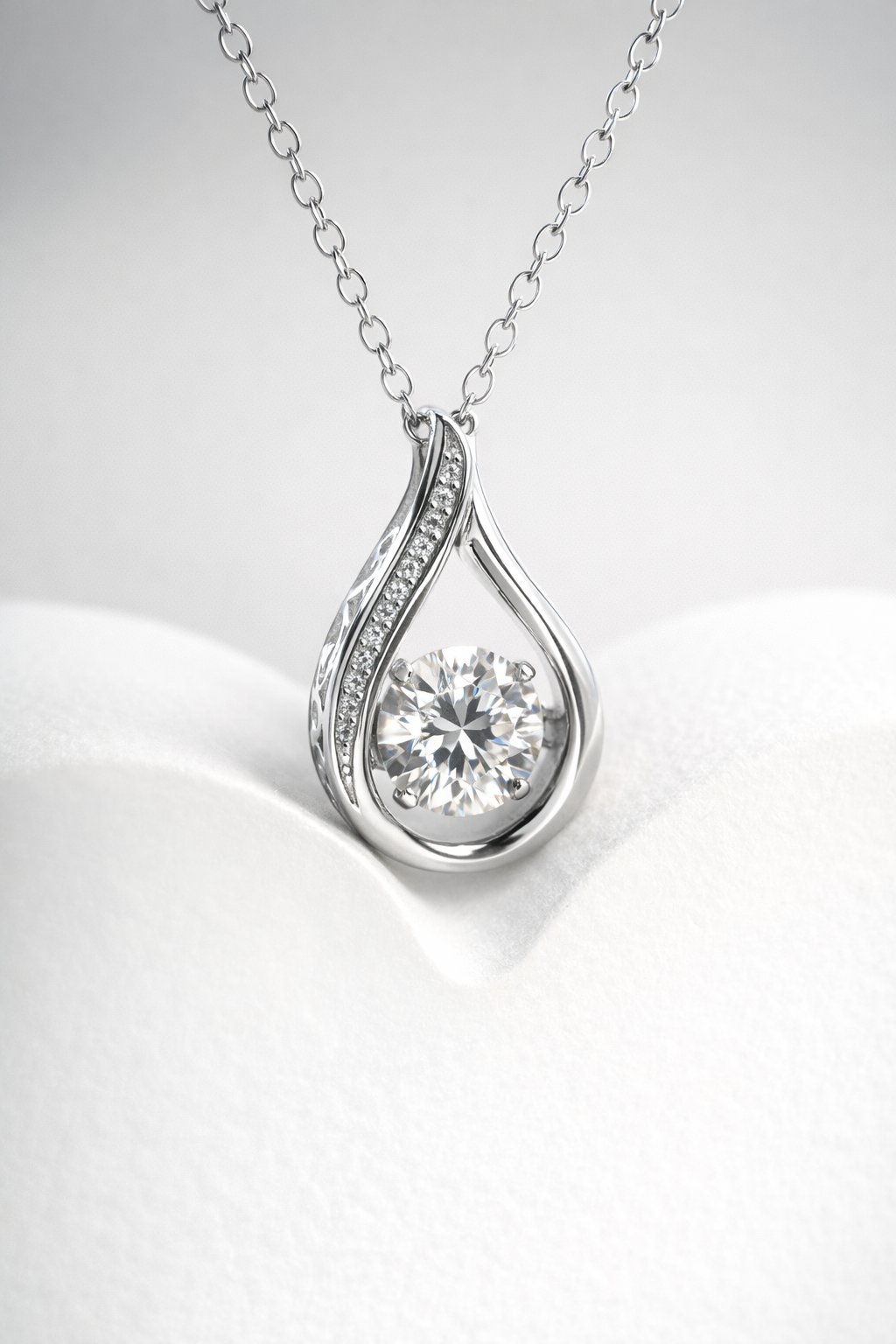 AVELINE TEARDROP NECKLACE