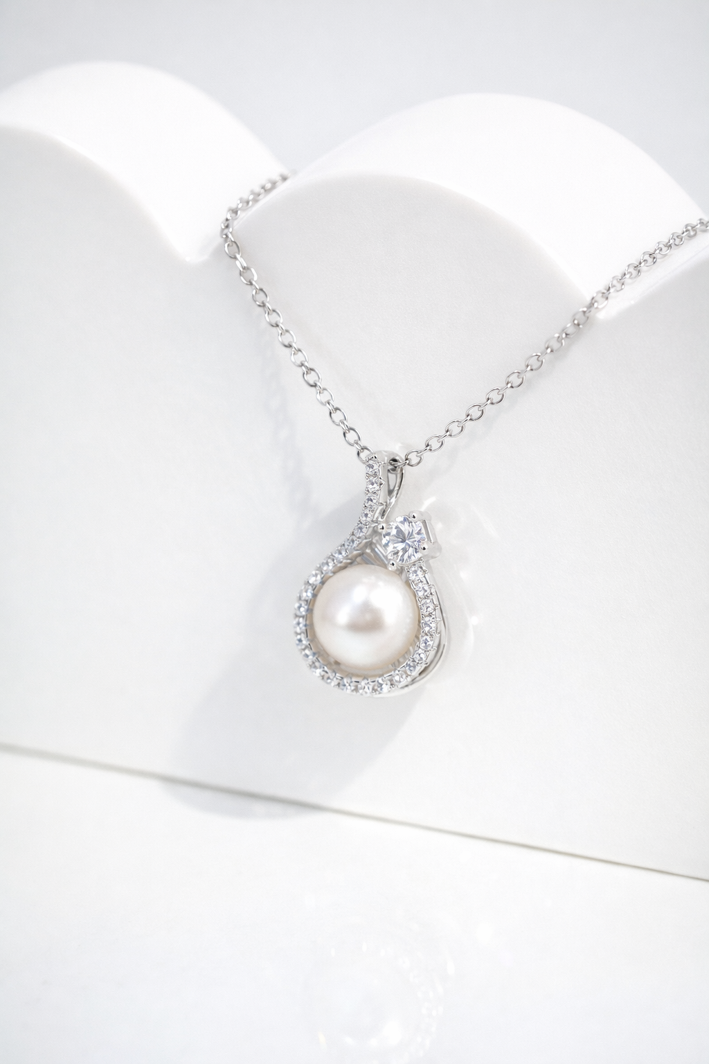 SERENADE HALO NECKLACE
