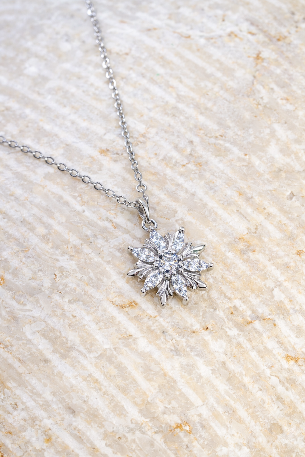 LUMIERE SNOW RADIANCE NECKLACE